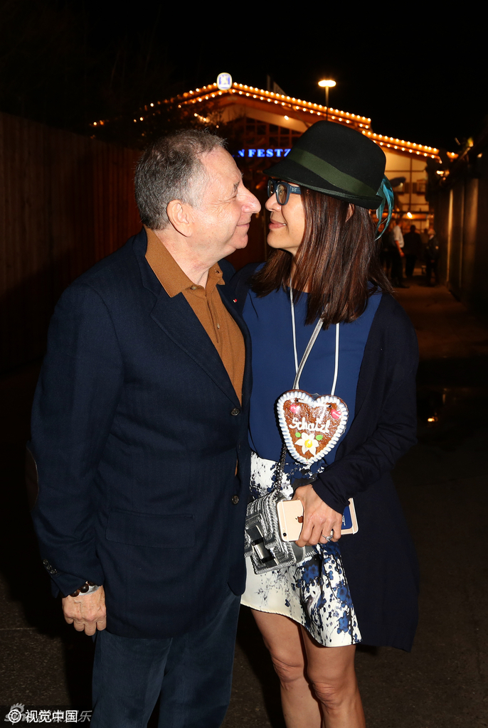 53岁杨紫琼与未婚夫秀恩爱