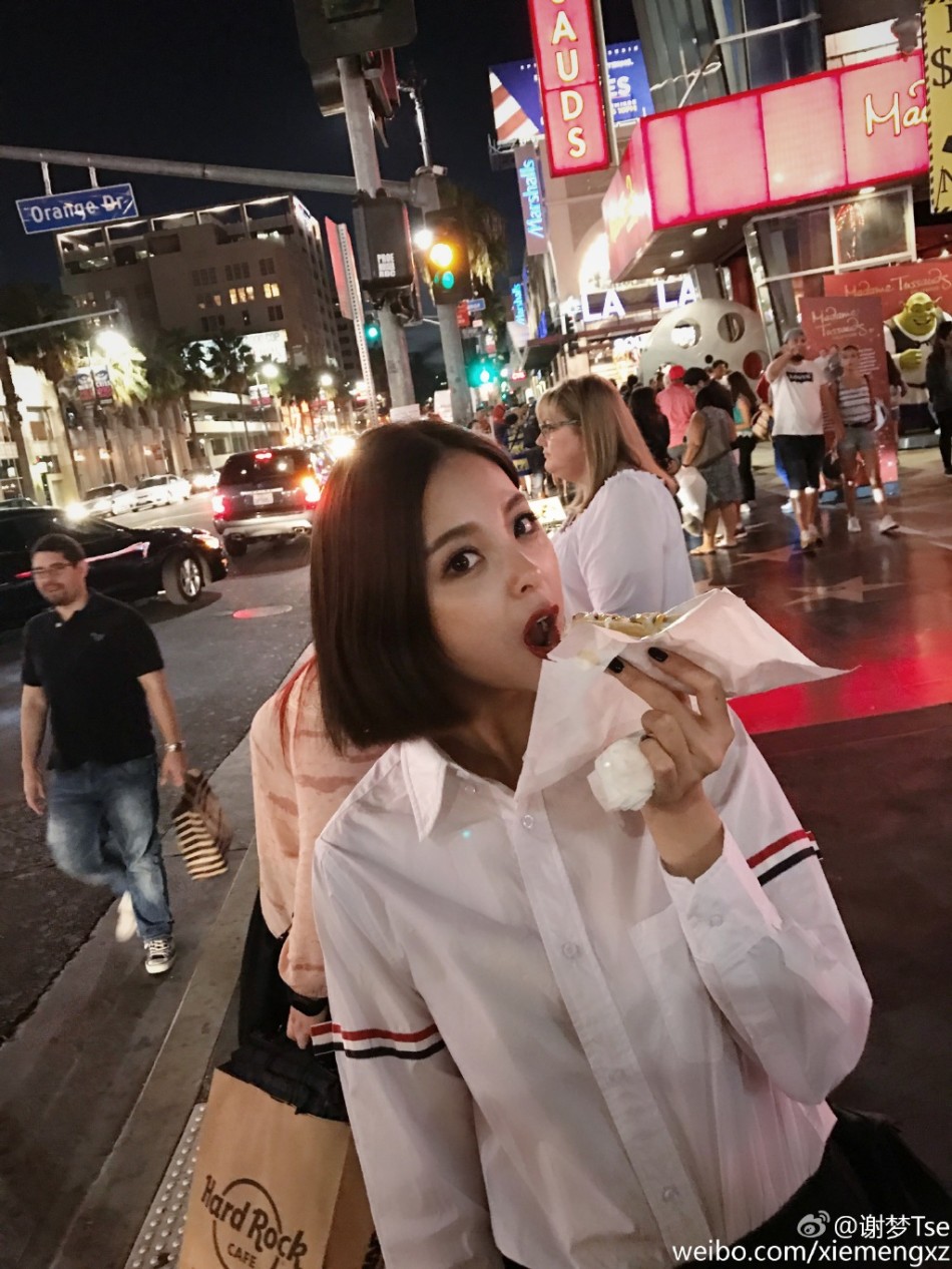 网红人妻谢梦la街头张嘴大吃热狗_高清图集_新浪网