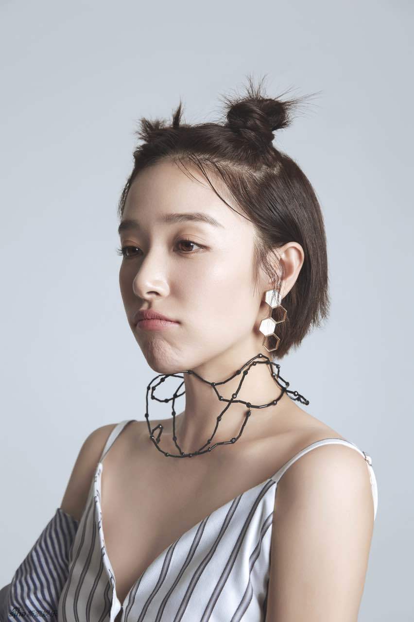 曝光的写真中,阚清子裸妆出镜,精致五官清新俏丽,短发丸子头造型尽显