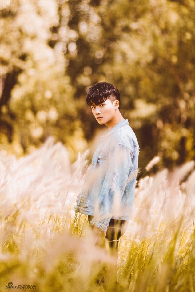 新浪娱乐讯 日前,高颜值小鲜肉刘帅曝光了一组治愈系秋日写真.
