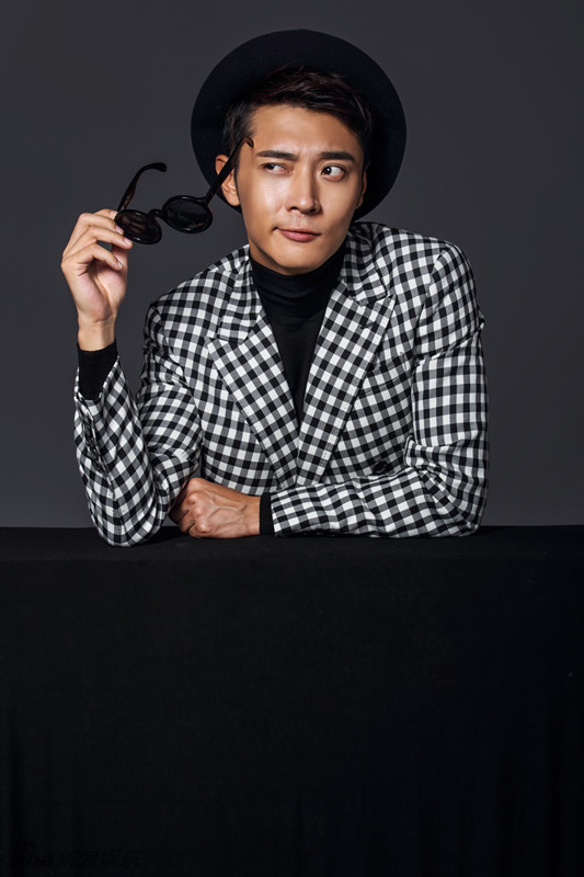 张丹峰格子西装展型男魅力_新浪图片