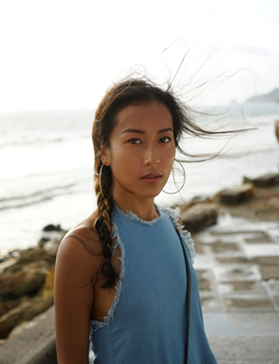 吉克隽逸露背蓝裙造型