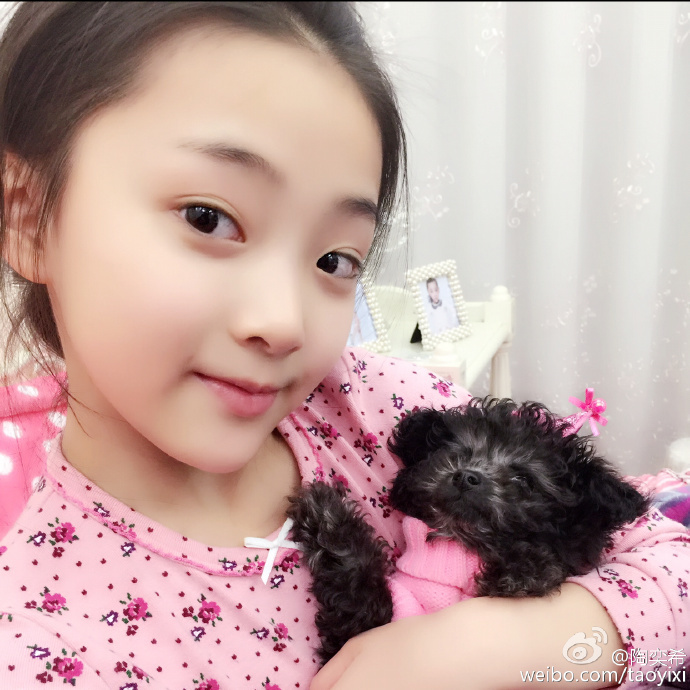 其中饰演小白娘子的陶奕希私照不断曝光,不仅美貌而且气质也非常好.