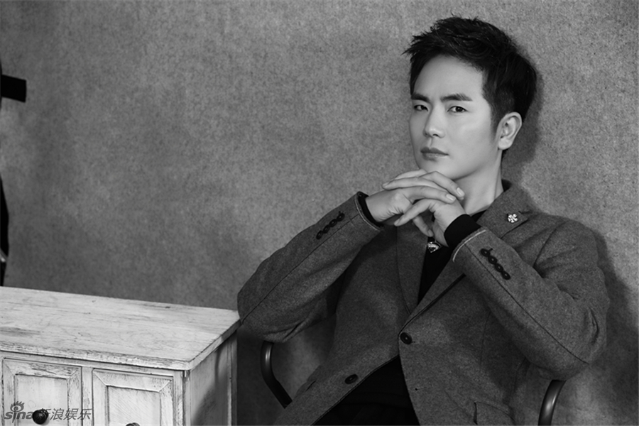 组图:张晓龙西装革履登封面 温太医变温柔绅士_高清图集_新浪网