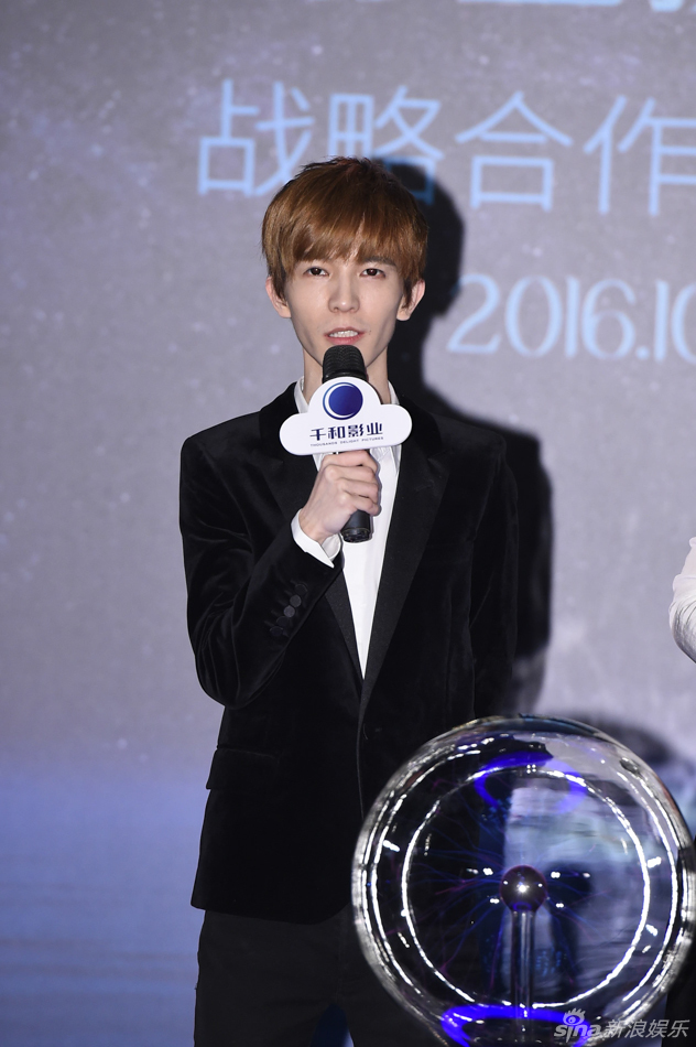 组图:郭敬明亮相发布会 笑称自己颇受争议_高清图集_新浪网