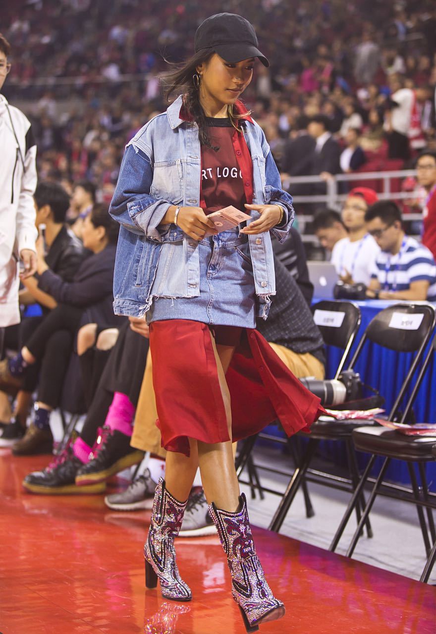 组图:吉克隽逸亮相nba赛场 被调侃:哈登妹妹_高清图集_新浪网