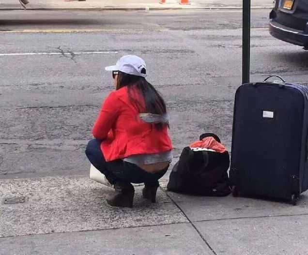 组图:凤姐疑搬家蹲纽约街头 露臀沟背影显心酸_高清图集_新浪网