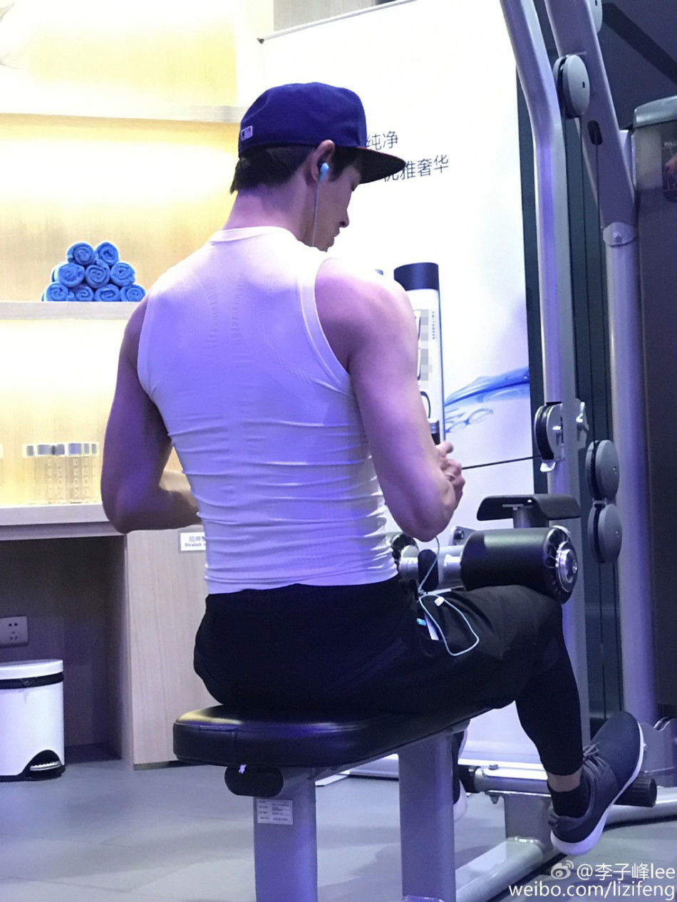 组图:嫩模李子峰健身秀肌肉 麒麟臂结实抢镜_高清图集_新浪网