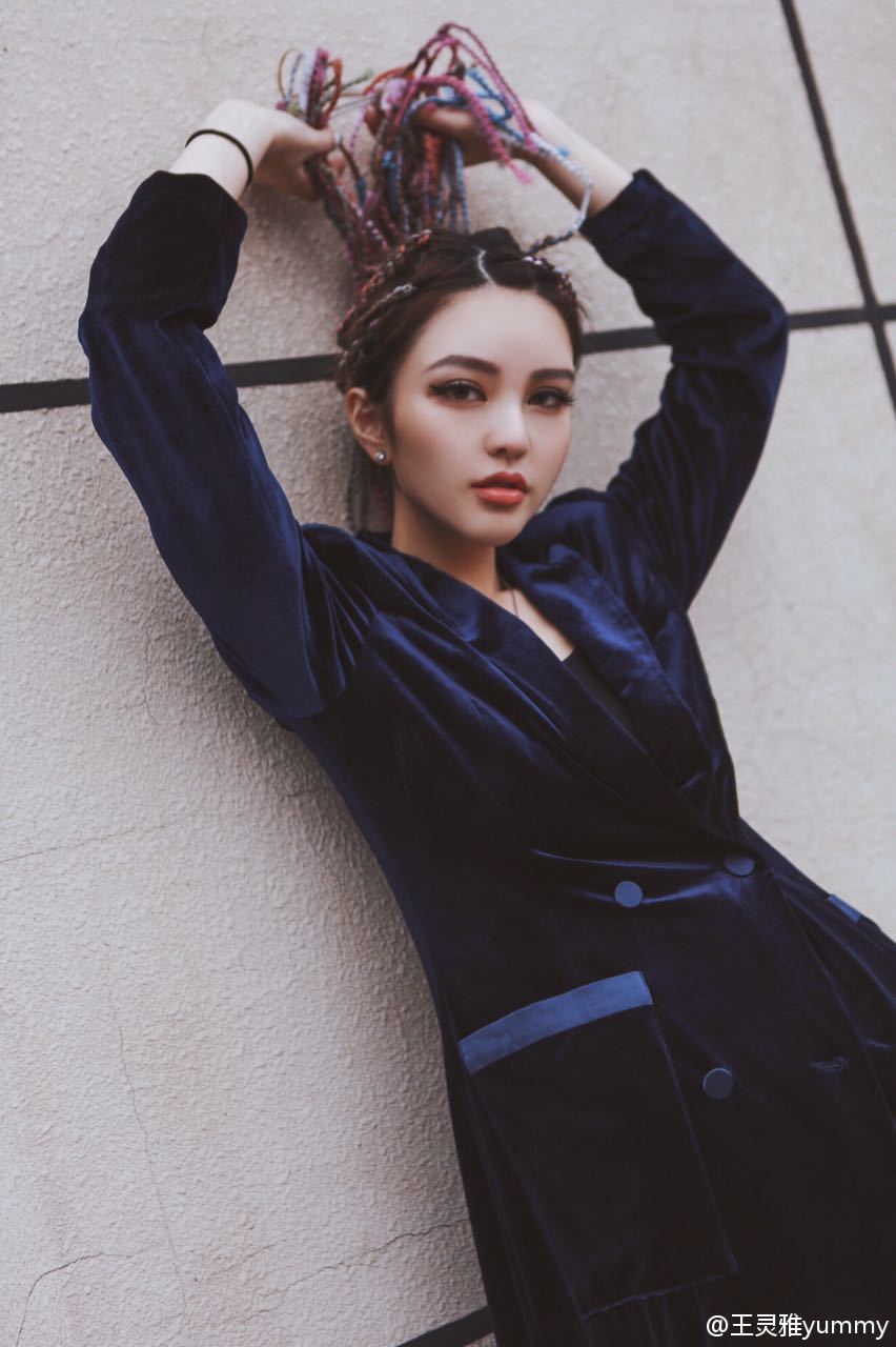 3 / 5 新浪娱乐讯 日前,罗志祥网红女友周扬青在微博转发一组个人写真