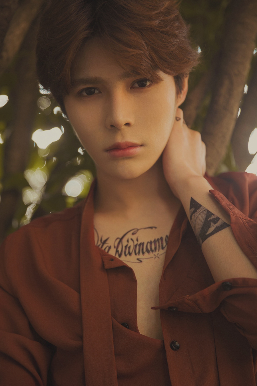 万翔秋季写真眼神忧郁