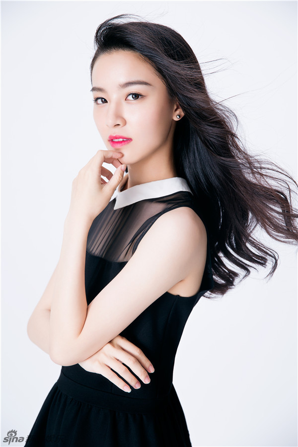 新浪娱乐讯 日前,内地新晋小花旦梁婧娴曝光一组写真.