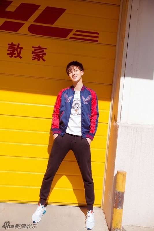 董力曝光了一组街拍,本是击剑运动员的他有着一米九一的身高,其大长腿