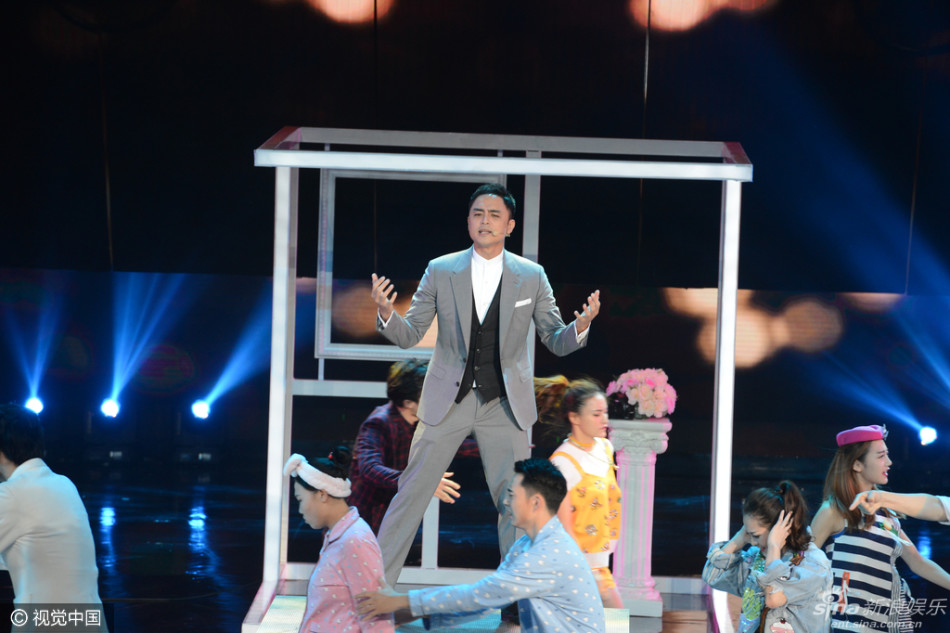 明道灰色西装帅气亮相金鹰节