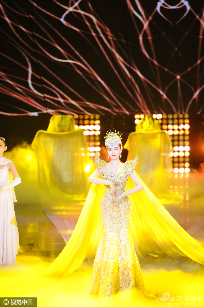 金鹰女神唐嫣华美亮相