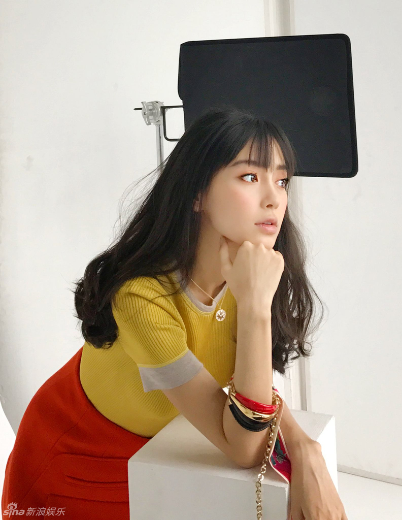 baby托腮显俏皮弯腰晒翘臀