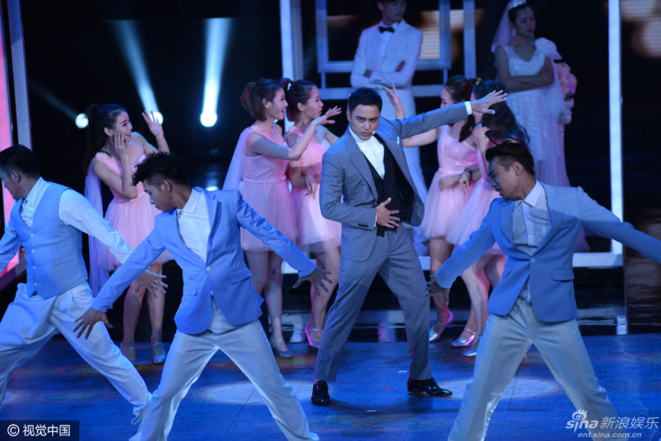 组图:明道灰色西装帅气亮相金鹰节 撩妹力十足_高清图集_新浪网