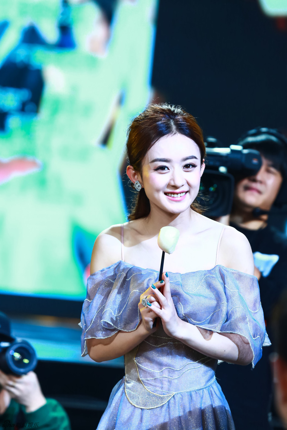 赵丽颖露肩长裙亮相金鹰节颁奖典礼