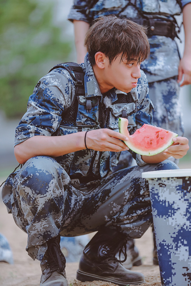 组图:黄子韬节目军训 挥汗如雨咬牙坚持_高清图集_新浪网
