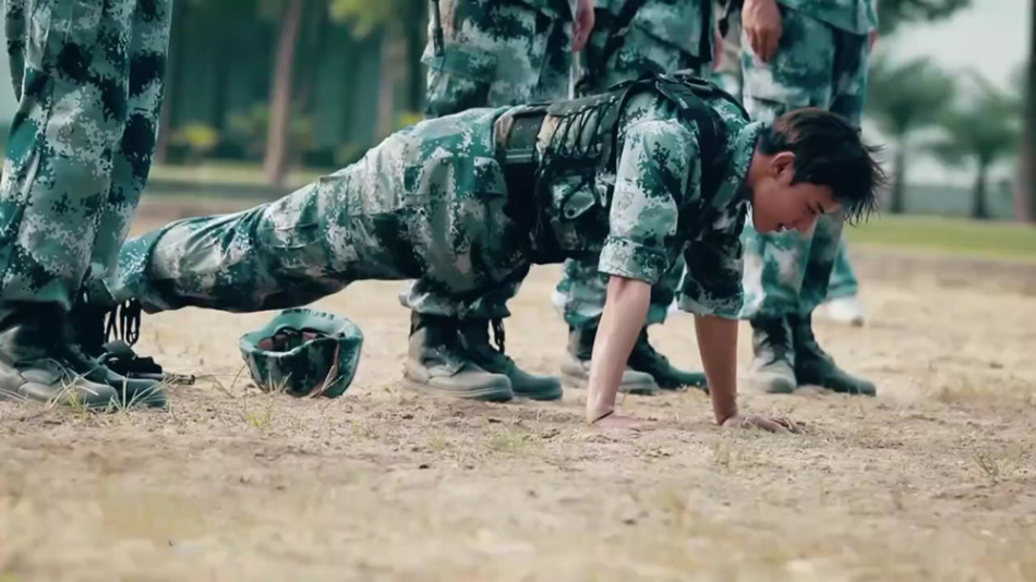 组图:黄子韬节目军训 挥汗如雨咬牙坚持_高清图集_新浪网