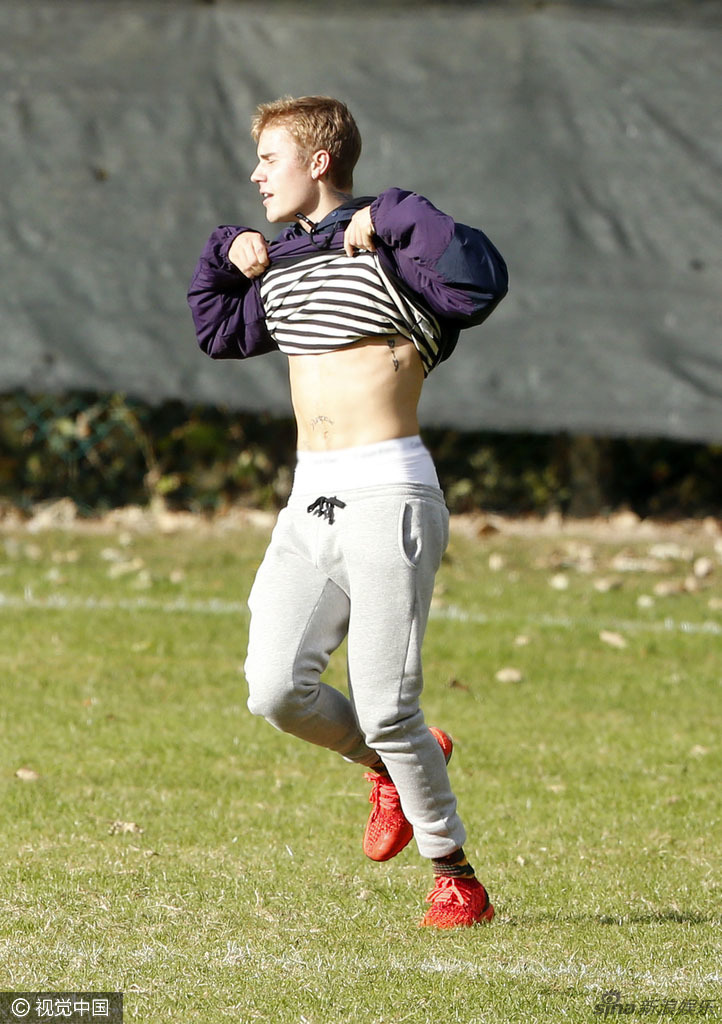 组图:最称职代言人!比伯踢球撩衣狂秀内裤_高清图集_新浪网