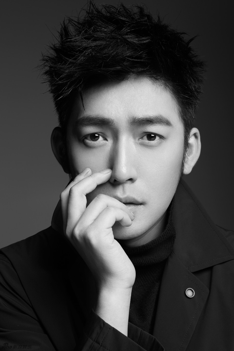组图:张博冷峻眼神杀显深邃 高冷气质魅力难挡_高清图集_新浪网