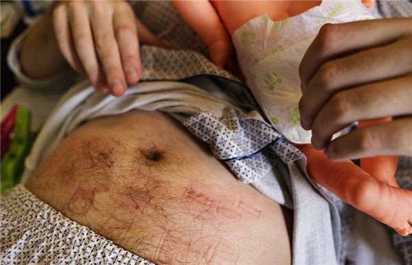 男记者戴仿真乳房体验哺乳