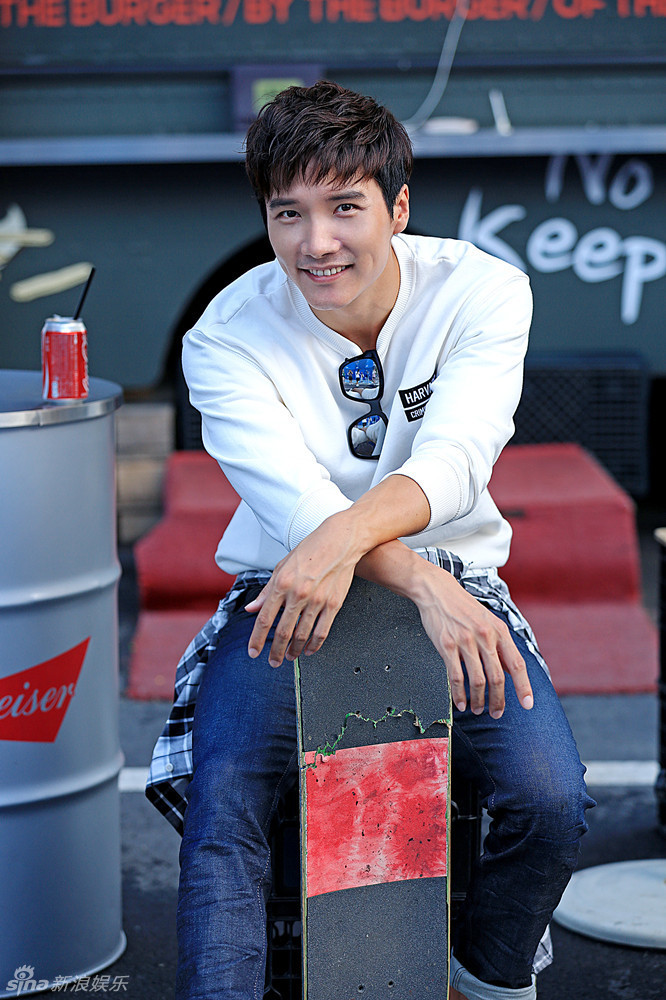 组图:李泰运动风街拍来袭 滑板达人无限暖意_高清图集_新浪网