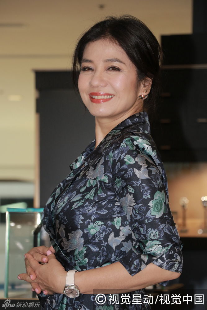 56岁钟楚红深v捞金