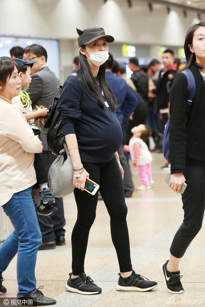 新浪娱乐讯 10月17日,姚晨挺大肚回京现身机场,四肢纤细素颜戴口罩