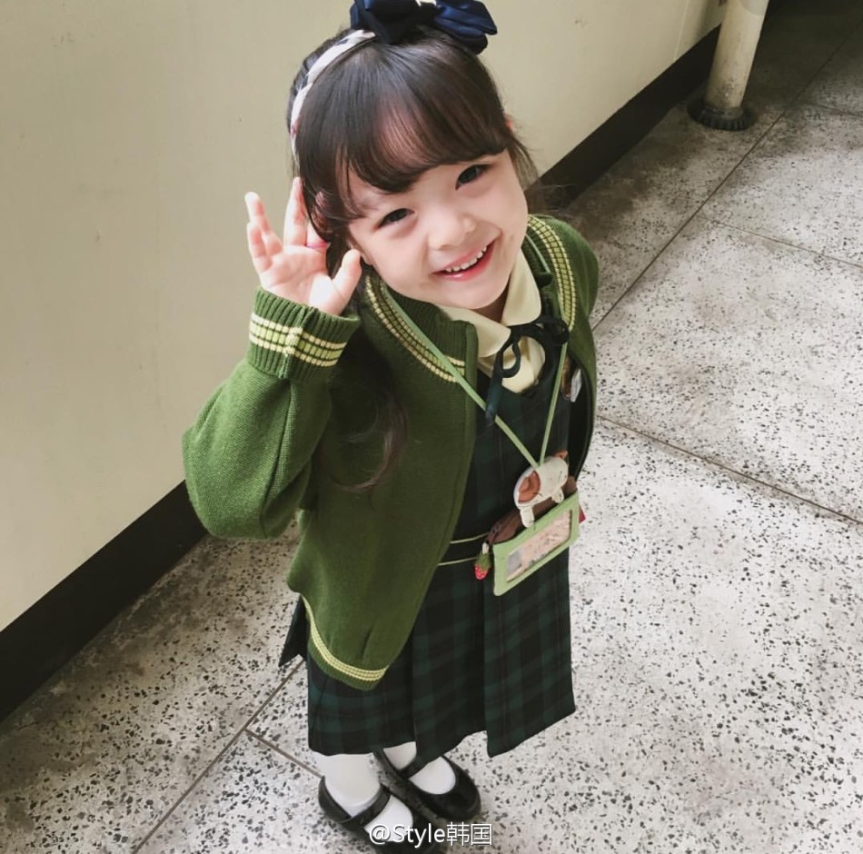 新浪娱乐讯 日前,韩国小妹妹金在恩因笑起来时那对甜甜的梨涡而走红