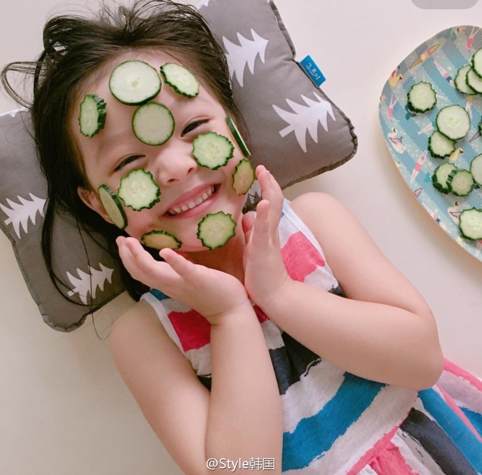 9 / 9 新浪娱乐讯 日前,韩国小妹妹金在恩因笑起来时那对甜甜的梨涡而