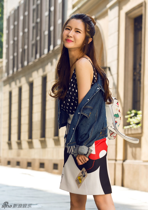 组图:方安娜娇俏露香肩 灵动活泼少女感max_高清图集_新浪网