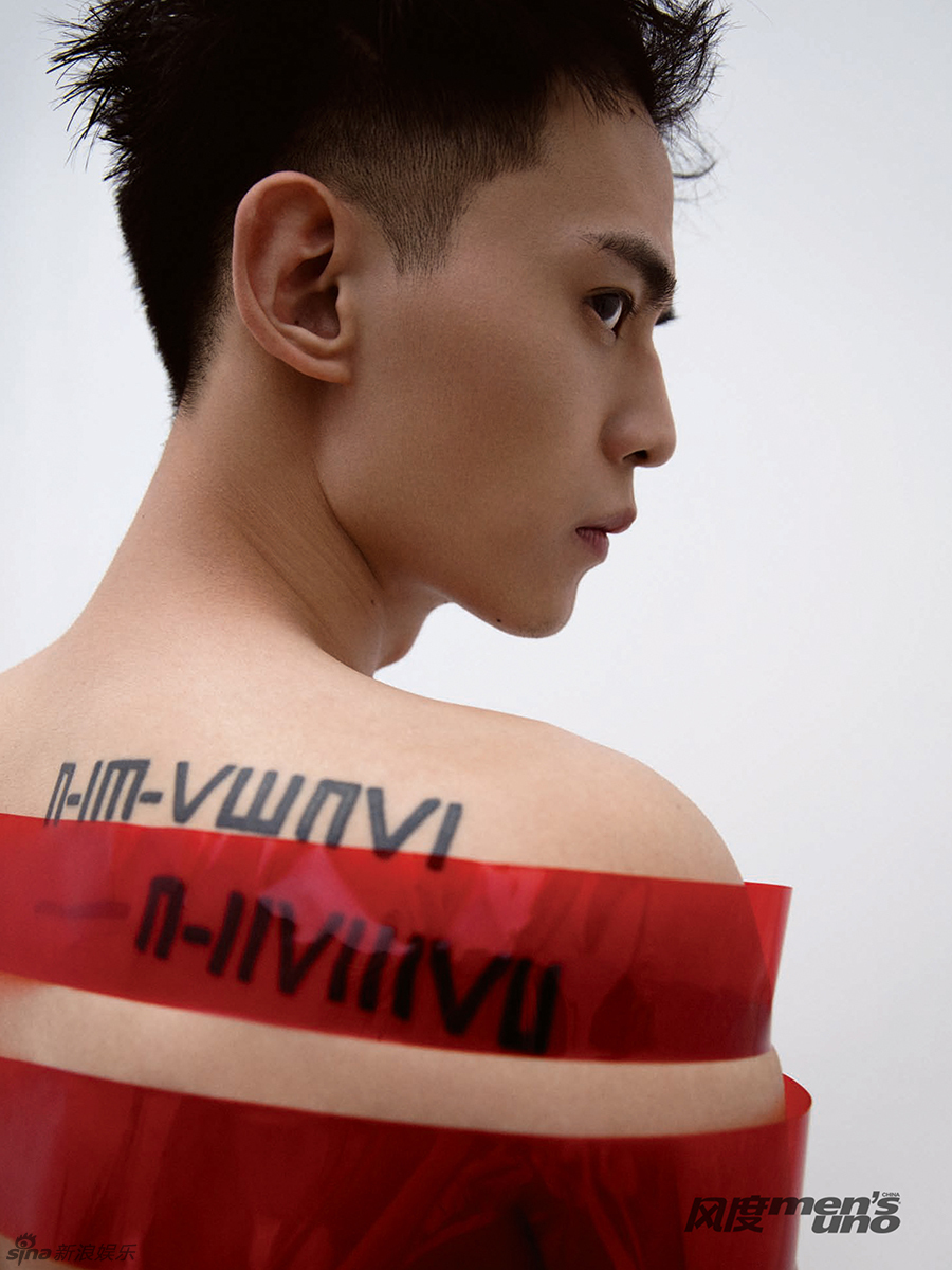 唐晓天展逆天长腿