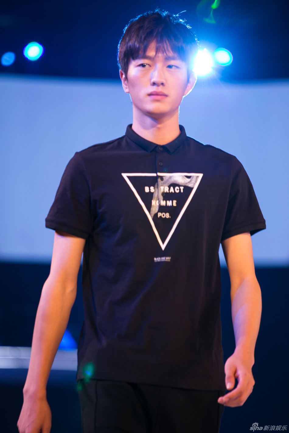 新浪娱乐讯 近日,超模金大川出席某服饰品牌活动,并领衔走秀,气场十足