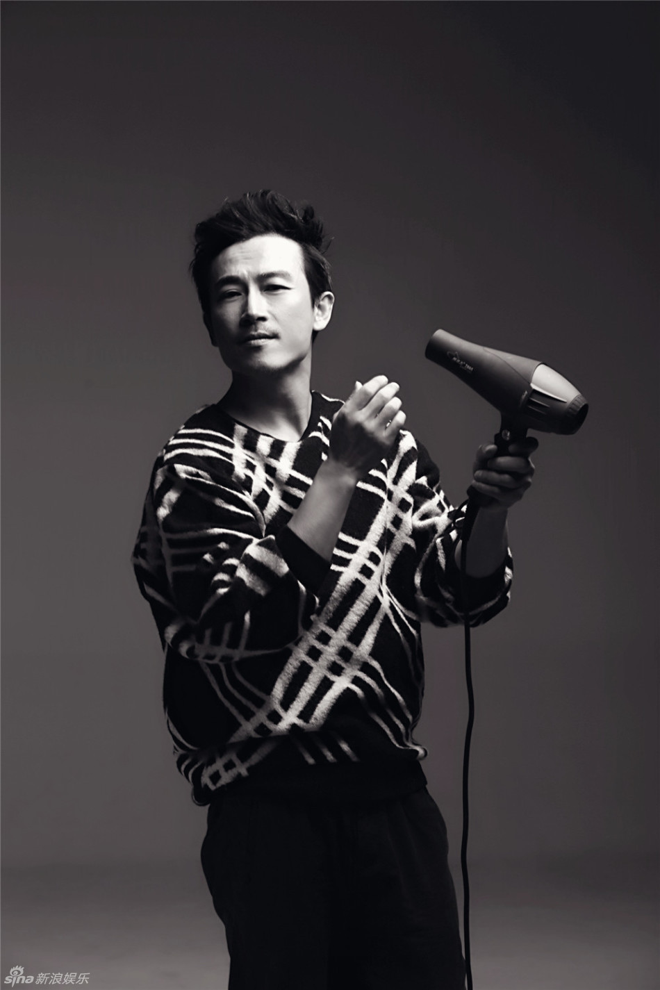 新浪娱乐讯 日前,实力演员赵滨拍摄了一组时尚写真,身穿几何图案毛衣