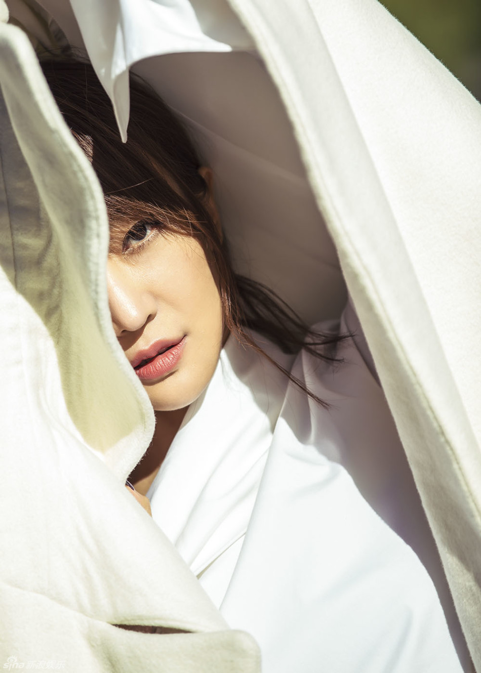 姜尘巴黎街拍曝光 笑容灿烂妩媚动人