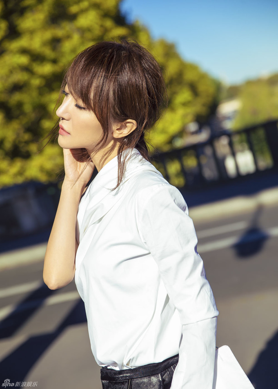 姜尘巴黎街拍曝光 笑容灿烂妩媚动人