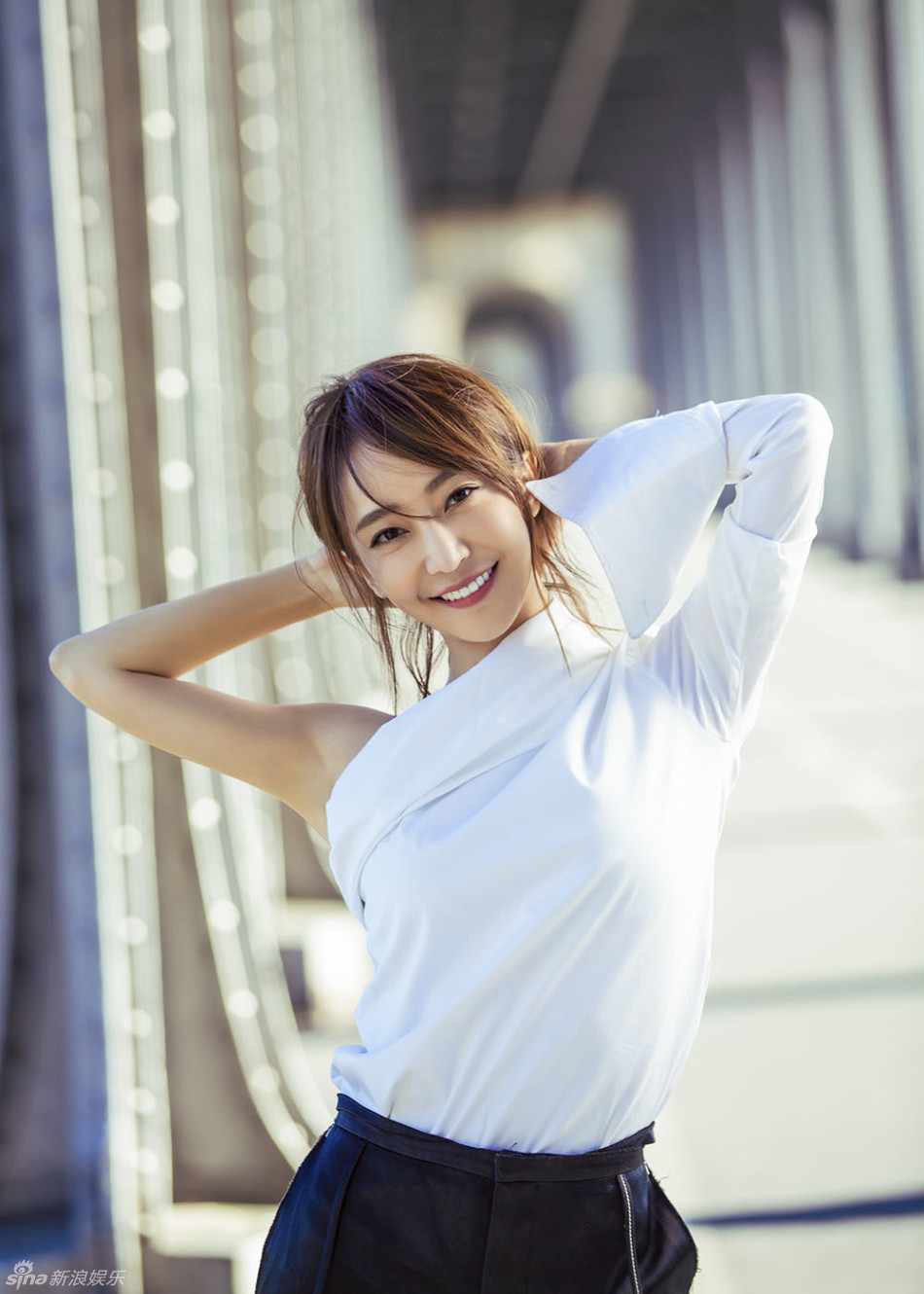 姜尘巴黎街拍笑容灿烂妩媚