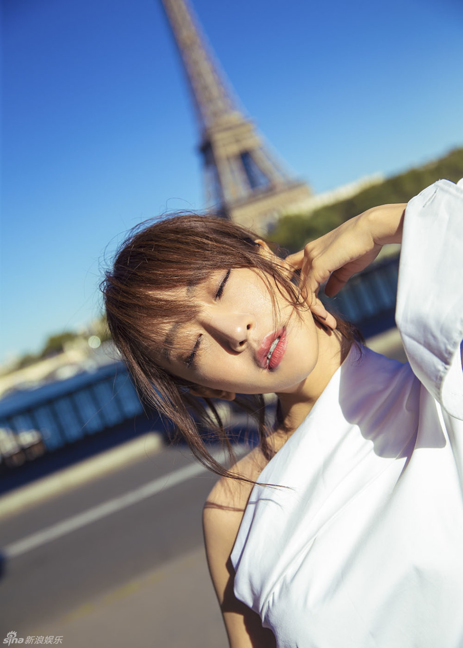 姜尘巴黎街拍笑容灿烂妩媚