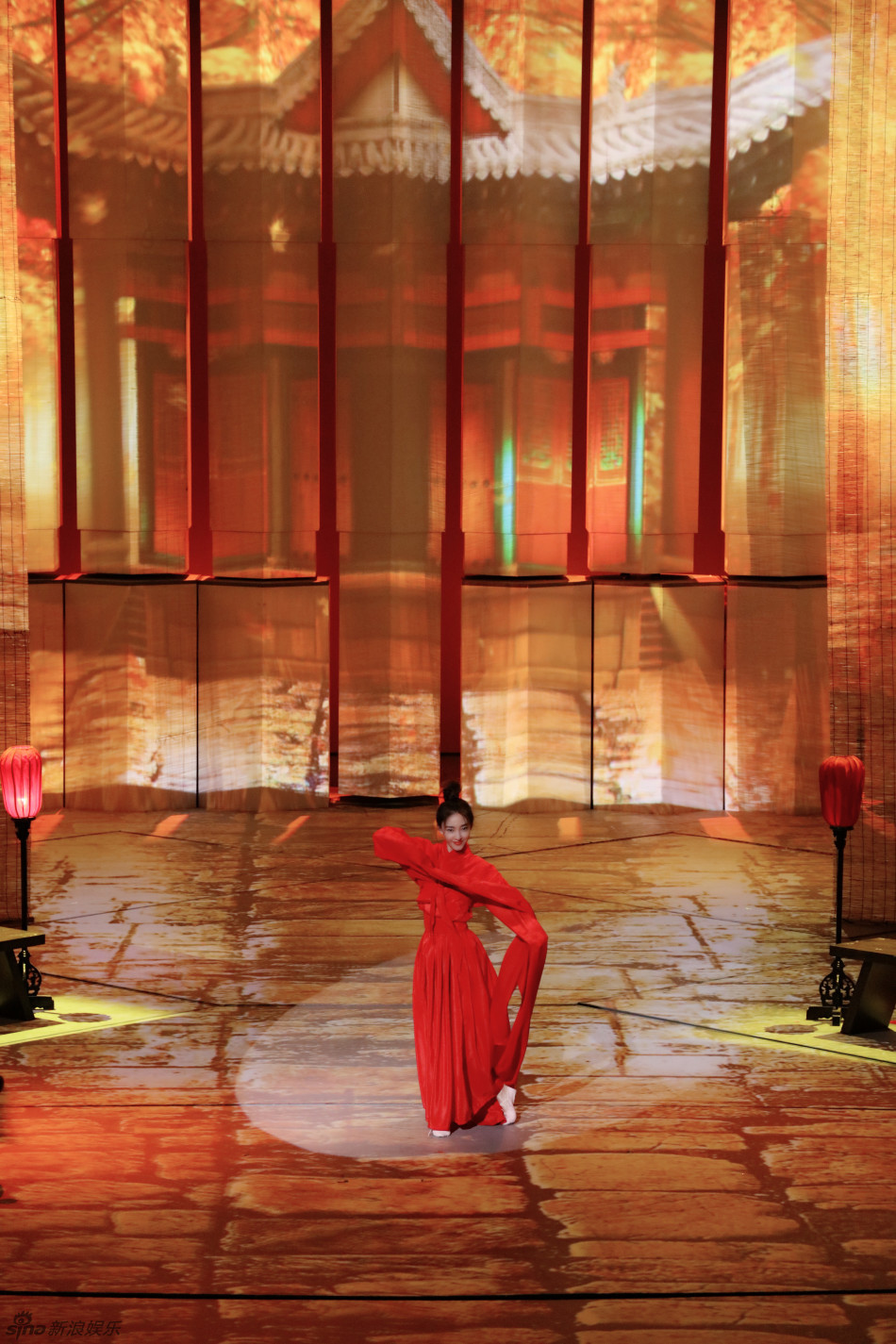 王丽坤红衣水袖舞古风韵味足