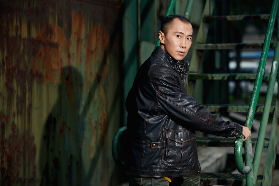 21 11:35:49 1 / 5 新浪娱乐讯 近日,演员郑昊曝光一组朋克写真,身穿