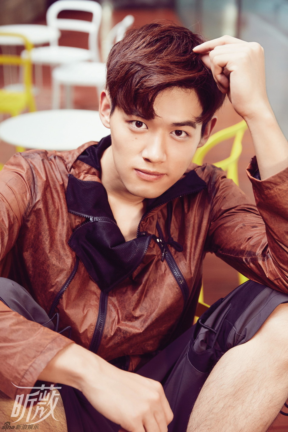 组图:公子世无双!刘冬沁慵懒变身花样美少年_高清图集_新浪网