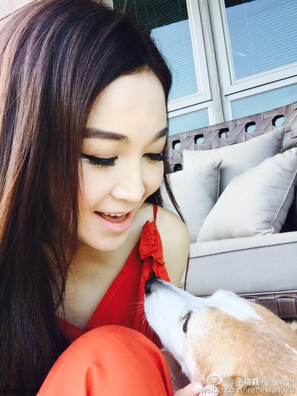 温碧霞晒任性自拍 秀嫩肌香肩表情娇羞