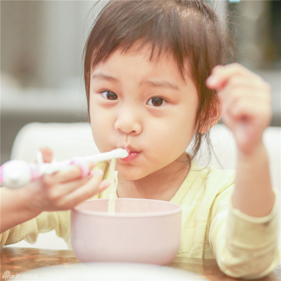 组图:甜馨四岁!贾乃亮李小璐晒图感叹长大了_高清图集_新浪网