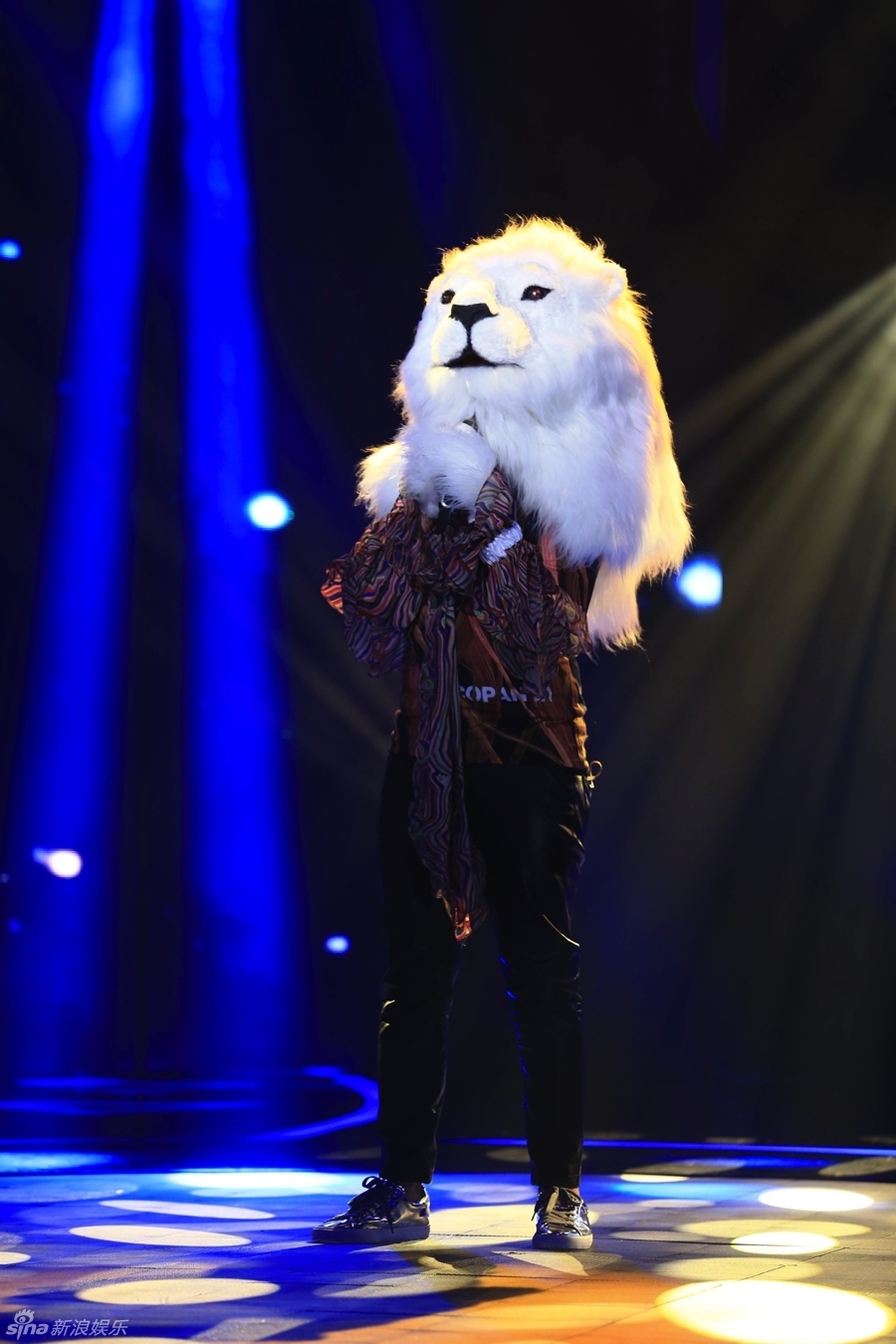 组图:套路深!蒙面"幺蛾子"竟是周深男扮女装_高清图集_新浪网