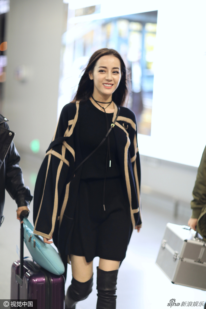 组图:迪丽热巴大衣皮靴露美腿 走路带风气场强_高清图集_新浪网