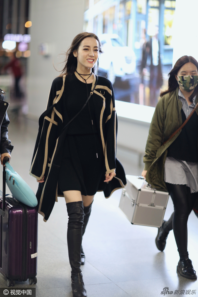 组图:迪丽热巴大衣皮靴露美腿 走路带风气场强_高清图集_新浪网