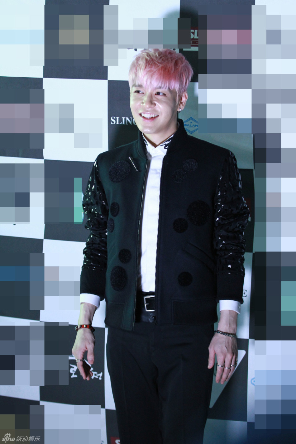 新浪娱乐讯 10月20日,韩国男团水晶男孩成员姜成勋亮