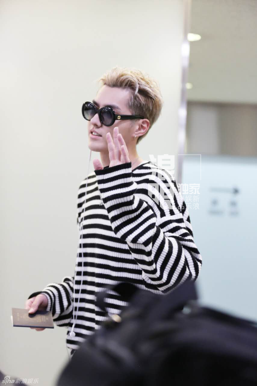 吴亦凡赴日参加东京电影节 金发墨镜帅气