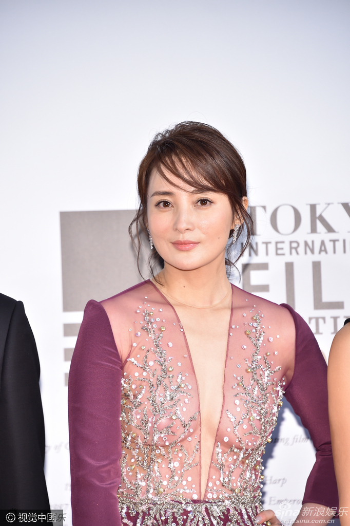 蒋勤勤走红毯胸前透视深v到腰